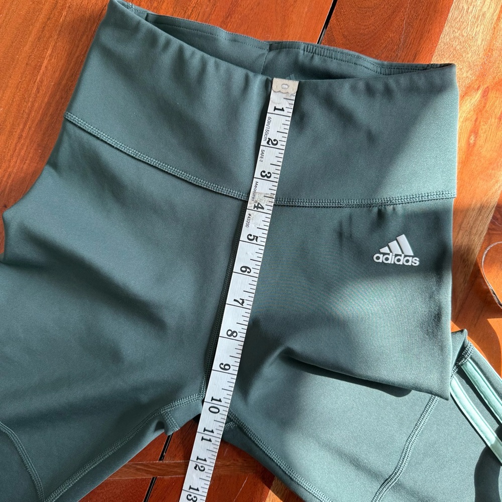🦊 Adidas Women's Gray Leggings with Aqua Stripes - Picture 9 of 10
